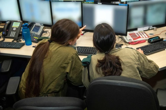 Intelligence female IDF soldiers on duty (Photo: IDF).