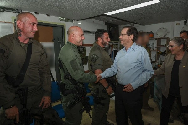 The Israeli President Isaac Herzog and his wife Michal Herzog, visiting IDF soldiers in the northern part of Israel, On June 26, 2024 (Photo: Ma'ayan Toaf / GPO).