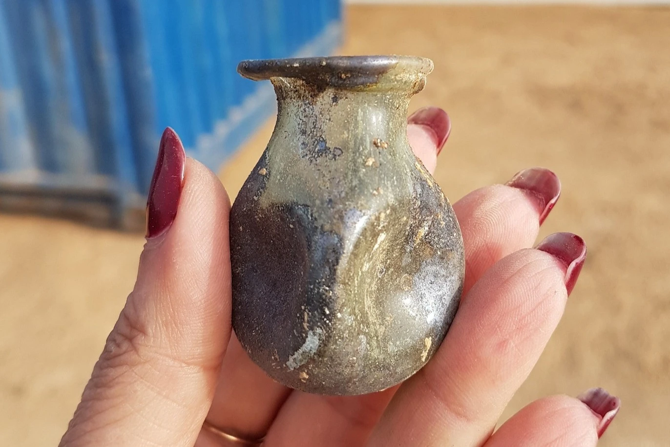 Glassware, alabaster jewelry, and bronze bracelets were also found. (Photo: Svetlana Talis, Israel Antiquities Authority)
