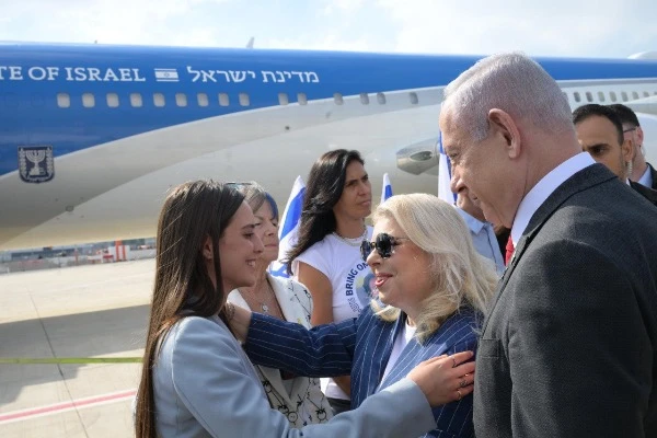 Israeli Prime Minister Benjamin Netanyahu and his wife Sarah Netanyahu, meeting with Israeli hostage's family members before their flight to the USA, on Monday, July 22, 2024 (Photo: Amos Ben-Gershom / GPO).