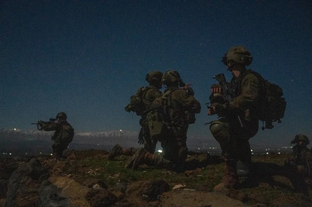 Israeli Paratroopers and Yahalom special forces during a nighttime raid in Syria. Ammunition, mortar bombs, tactical vests, and combat equipment were discovered during the operation.
Photo: IDF Spokesperson's Unit