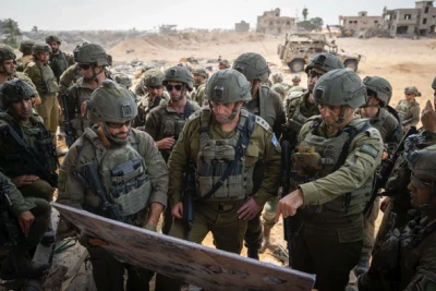 Chief of the General Staff Lt. Gen. Eyal Zamir with IDF officers from the Kfir Brigade and Armored Corps during operations in Khan Yunis. (Photo: IDF)