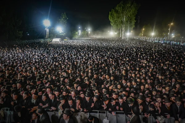 25,000 Haredis protest against military service outside IDF prison; Netanyahu quarrels with senior rabbi