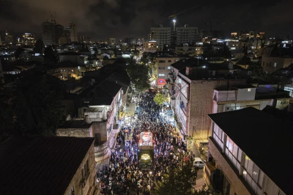 Thousands of ultra-Orthodox men march in Jerusalem to honor IDF draft evaders
