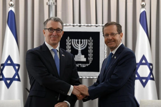 Israeli President Isaac Herzog meets with British Ambassador to Israel Simon Walters, September 19, 2023. (Photo: GPO)