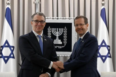 Israeli President Isaac Herzog meets with British Ambassador to Israel Simon Walters, September 19, 2023. (Photo: GPO)