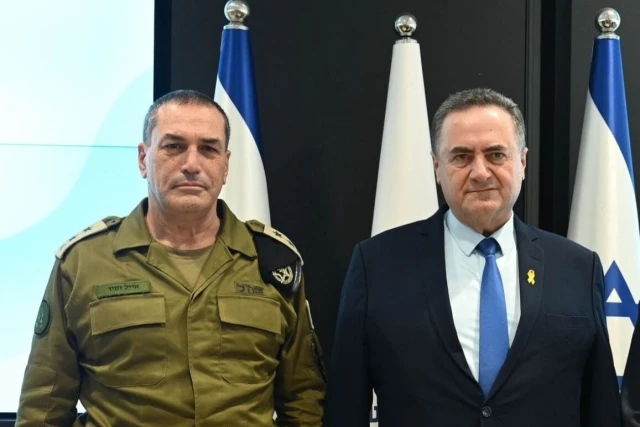 Defense Minister Israel Katz (right) and IDF Chief of the General Staff Lt.-Gen. Eyal Zamir (left) during an official ceremony at the Ministry of Defense on March 24, 2025.
Photo source: GPO.