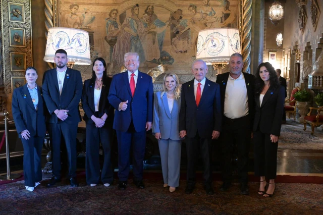 Prime Minister Netanyahu, his wife Sara and President Trump met – after the welcoming – with the family of fallen hostage Master-Sgt. Ran Gvili of blessed memory, December 29, 2025 Photo: GPO News Telegram