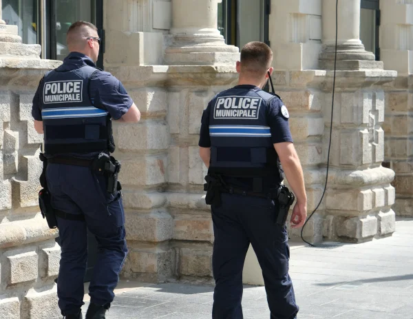 Two youths in France convicted of glorifying terrorism after giving Nazi salute near synagogue
