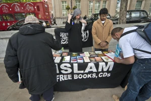 Muslim group hands out leaflets about Islam, and to sign against islamophobia, Trafalgar Square, London,16/05/2009 (Sutterstock)