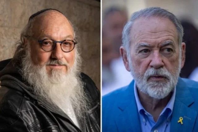 Jonathan Pollard (left) and Mike Huckabee (right), the U.S. ambassador to Israel.
(Photo: Chaim Goldberg, Noam Revkin Fenton/Flash90)