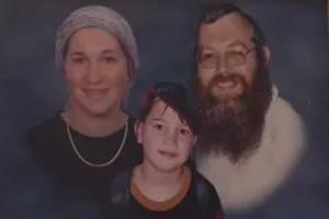 Rabbi Yosef Dikstein, his wife, Hannah and their child Shuv-el. Photo: Screenshot from a Kan 11 video, used under section 27A of the copyright law.