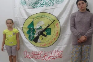 Ela Elikim, 8-years old, with his sister Dafna Elikim, 15-year-old who was kidnapped along with her, shown in a video of Hamas. The two were release in one of the last hostages-deal (Photo: IDF).