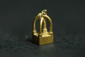 A detailed view of the Ophel Electrum Basket Pendant, measuring a mere 4mm square at its base (Photo: Reese Zoellner/Courtesy of: AIBA )