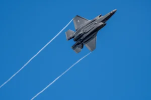 A U.S. F-35 fighter jet flies over the Eifel Mountains near Spangdahlem. The U.S. Armed Forces moved stealth fighter jets to Spangdahlem Air Base a few days ago. The aircraft, built by the U.S. company Lockheed-Martin, is considered the most modern stealth fighter aircraft in the world. Photo: Reuters