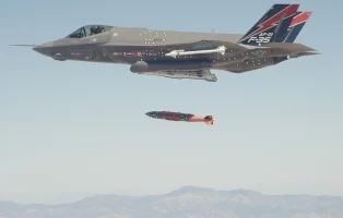 Illustration: A U.S. F-35A fighter jet releases a 2,000-pound BLU-109 “bunker-buster” bomb. (Photo: Reuters)