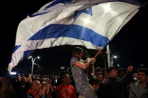 People gather at Sheba Medical Center in Ramat Gan, Israel, on January 19, 2025, celebrating the arrival of Romi Gonen, Doron Steinbrecher, and Emily Damari, three former female hostages held in Gaza since the deadly October 7, 2023, attack. Photo: REUTERS/Ronen Zvulun.