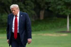 U.S. President Donald Trump walks on the South Lawn as he arrives at the White House in Washington, D.C., U.S., July 13, 2025. REUTERS/Annabelle Gordon