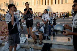 Protesters shout slogans and bang pots in front of the Greek Parliament during a Pro-Palestinian protest, in Athens, Greece, July 24, 2025. REUTERS/Louiza Vradi