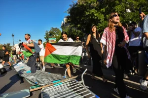 Demonstrators break through police barriers at Cibeles, chant ''Free Palestine,'' and block the race circuit. For security reasons, several pro-Israel sympathizers are escorted away from the area by Policia Nacional to prevent direct clashes, On September 14, 2025, in Madrid, Spain (Photo by Francesco Militello Mirto via Reuters Connect)