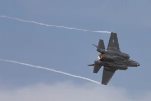 An F-35 jet performs performs at the Dubai Airshow in Dubai, United Arab Emirates, November 17, 2025. Photo: Reuters Connect by Amr Alfiky