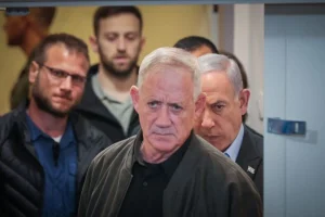 Minister Benny Gantz and Israeli prime minister Benjamin Netanyahu arrive to a press conference at the Ministry of Defense, in Tel Aviv. December 16, 2023 (Photo: Noam Revkin Fenton/Flash90).