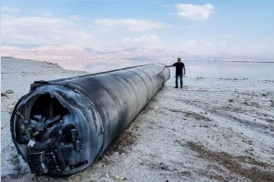 A ballistic missile lies on the shore of the Dead Sea, after Iran launched drones and missiles towards Israel, April 14, 2024 (Photo: REUTERS/Alon Ben Mordechai).