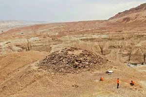 Excavation by the Israel Antiquities Authority and volunteers, north of Nahal Zohar. Photo: Emil Aladjem, Israel Antiquities Authority.