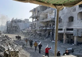 Hundreds of terrorists surrendering to IDF troops at Kamal Adwan Hospital in northern Gaza, 30.12.2024 (Photo: IDF).