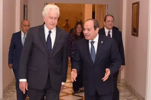 Egyptian President Abdel-Fattah el-Sisi speaks with CIA Director William Burns in Cairo, July 9, 2024. (Photo: Egyptian Presidency)