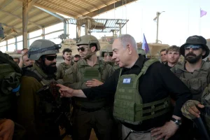 Prime Minister Benjamin Netanyahu meets IDF soldiers in Rafah, July 18, 2024. (Photo: Avi Ohayon/GPO)