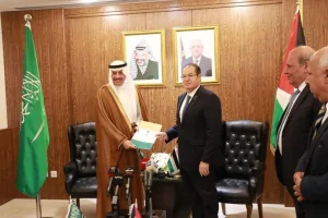 Saudi Ambassador Naif bin Bandar Al-Sudairi and Majdi al-Khalidi, advisor to Palestinian Authority President Mahmoud Abbas (Photo: WAFA)