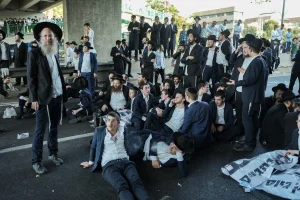 Ultra-Orthodox Jews protest against the draft to the Israeli army, on highway 4 outside of Bnei Brak, June 20, 2024. (Photo: Erik Marmor/Flash90)