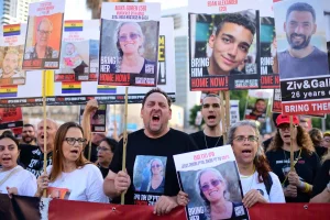 Demonstrators protest for the release of Israelis held hostage in the Gaza Strip, outside Defense Headquarters in Tel Aviv, July 17, 2024. (Photo: Tomer Neuberg/Flash90)