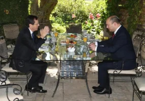 Prime Minister Naftali Bennett (R) meets President Isaac Herzog for their first working meeting, Monday, July 12, 2021 (Photo: Marc Neyman/GPO)
