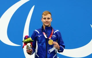 Israeli swimmer Mark Malyar poses with his gold medal in the 400m freestyle at the Tokyo Paralympics on August 29, 2021. (Keren Isaacson/Israel Paralympic Committee)