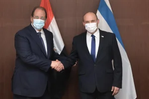 Israeli Prime Minister Naftali Bennett (R) meets with Egyptian Intelligence Minister Abbas Kamel in Jerusalem, Aug. 18, 2021 (Photo: Koby Gideon/GPO)