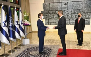 Bahrain's first-ever envoy to Israel Khaled Yousif Al-Jalahma (R) presents his letter of credence to President Isaac Herzog in Jerusalem, September 14, 2021 (Photo: Amos Ben-Gershom/GPO)