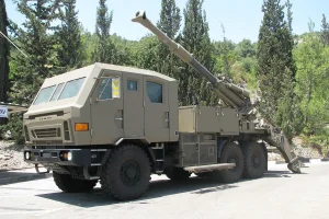 ATMOS 2000 (Autonomous Truck-Mounted Howitzer System), a 155 mm/39 caliber self-propelled howitzer, undergoing testing with the IDF. Photo: Wikimedia Commons.