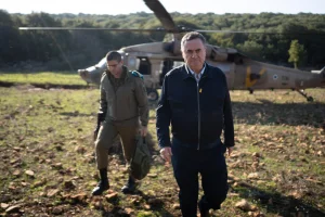 Defense Minister Israel Katz meets with officers on the northern border, December 3, 2024. Photo: Elad Malka/Defense Ministry