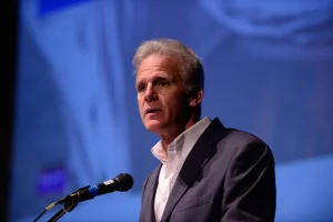 Michael Oren speaks at a conference at Tel Aviv organized by the Israeli humanitarian organization IsraAID on the reconstruction of Haiti, November 30, 2015 (Photo: Tomer Neuberg/FLASH90).