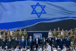 Israeli President Reuven Rivlin, Prime minister Benjamin Netanyahu, Defense Minister Moshe Boogie Yaalon, Deputy IDF Cheif o Staff, Yair Golan and IDF Chief of Staff Gadi Eizenkott sing the national anthem with outstanding soldiers and IDF stuff at a ceremony for outstanding soldiers as part of Israel's 68th Independence Day celebrations, at the President's residence in Jerusalem. May 12, 2016. Photo by Yonatan Sindel/Flash90