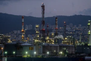 View of the oil refineries of Haifa and the industrial area, on May 5, 2017 (Photo: Yaniv Nadav/Flash90).