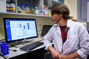 Illustrative photo: An Israeli researcher works in a laboratory at the MIGAL Galilee Research Institute in Kiryat Shmona. Israel has been expanding its medical education capacity to address the growing need for physicians. (Photo: Basel Awidat/Flash90)