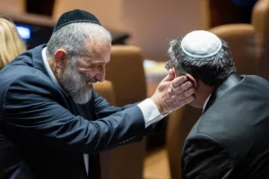 MK Itamar Ben Gvir speaks with MK Aryeh Deri during a vote for the new Knesset speaker at the assembly hall of the Knesset, the Israeli parliament in Jerusalem, on December 13, 2022 (Photo: Yonatan Sindel/Flash90).