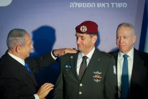 Herzi Halevi, Prime Minister Benjamin Netanyahu and Minister of Defence Yoav Galant at the awarding of ranks ceremony at the Prime Minister's Office in Jerusalem, January 16, 2023 (Photo: Alex Kolomoisky/POOL).