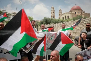 Palestinians are raising Palestinian flags in the Balata refugee camp near the city of Nablus in the West Bank, May 18, 2023 (Photo: Nasser Ishtayeh /Flash90).