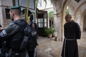 Israeli border police stand guard near orthodox Jews in the Jerusalem Old City Christian quarters, following yesterday's incident when ultra orthodox Jews spat at a Christian procession carrying a cross through Jerusalem's Old City. The same event occured on October 4, 2023 (Photo: Chaim Goldberg/Flash90).
