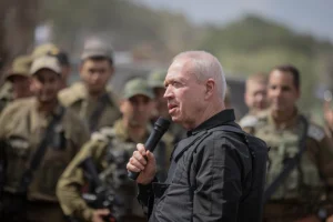 Defence Minister Yoav Gallant speaks with Israeli soldiers. October 19, 2023 (Photo: Chaim Goldberg/Flash90).