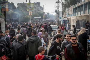 Palestinians shop for food in Rafah, southern Gaza strip. December 28, 2023 (Photo: Abed Rahim Khatib/Flash90).